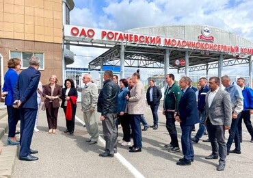 «Школа молодого руководителя» осваивает молочные тоннажи Рогачевского МКК