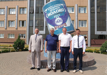 Посол России в Беларуси  попробовал качество рогачевской молочки на вкус