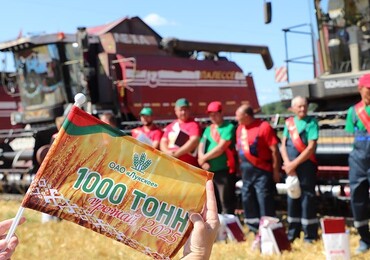 В ОАО «Лукское» на жатве уже девять тысячников комбайнеров и водителей